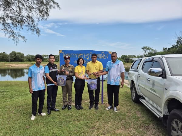 รับมอบพันธ์ุปลานิลทนเค็มจำนวน 2,000 ตัว จาก ผู้อำนวยการศูนย์วิจัยและพัฒนาพันธุกรรมสัตว์น้ำเพชรบุรี